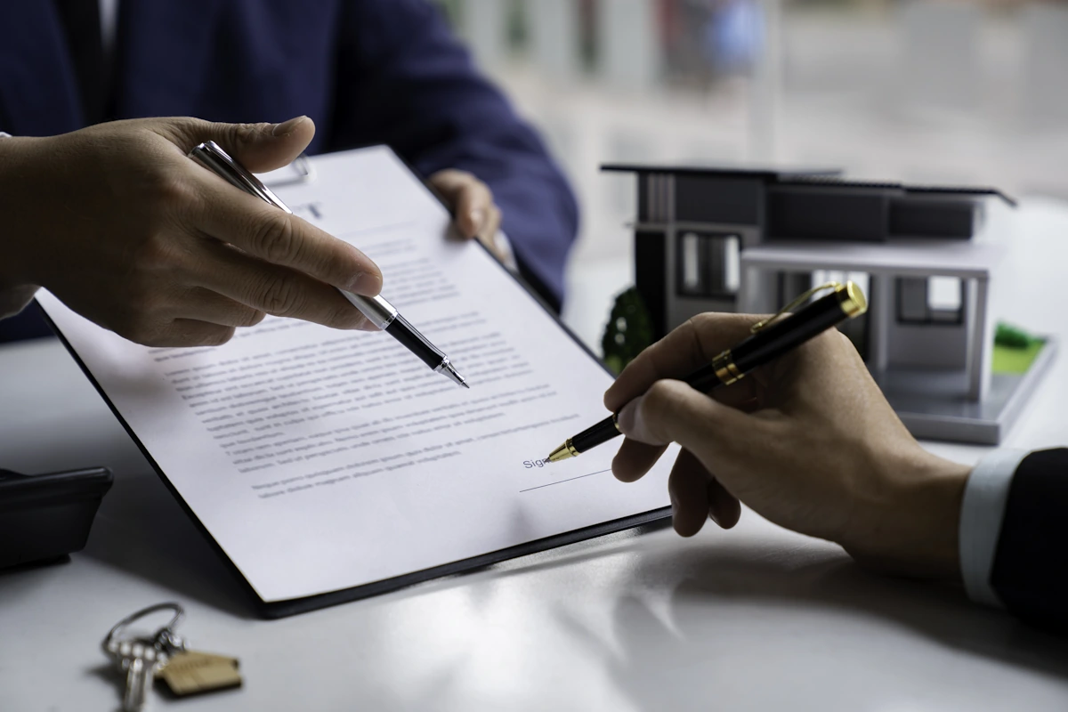 Une personne qui va signer un document