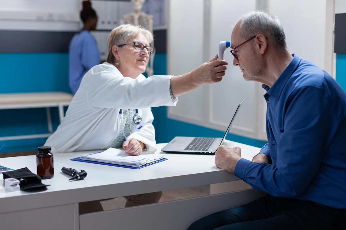 Un sénior qui passe un examen médical