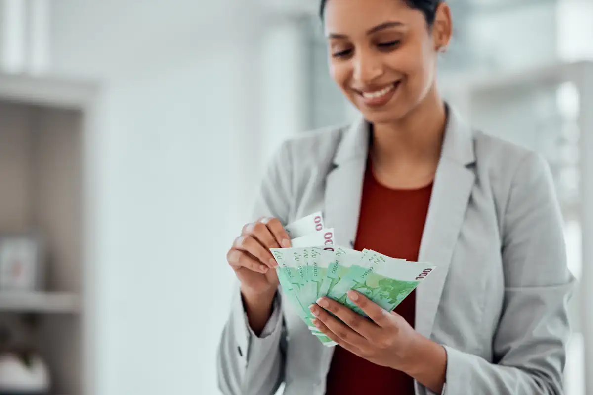 Une femme qui compte les billets d'argent