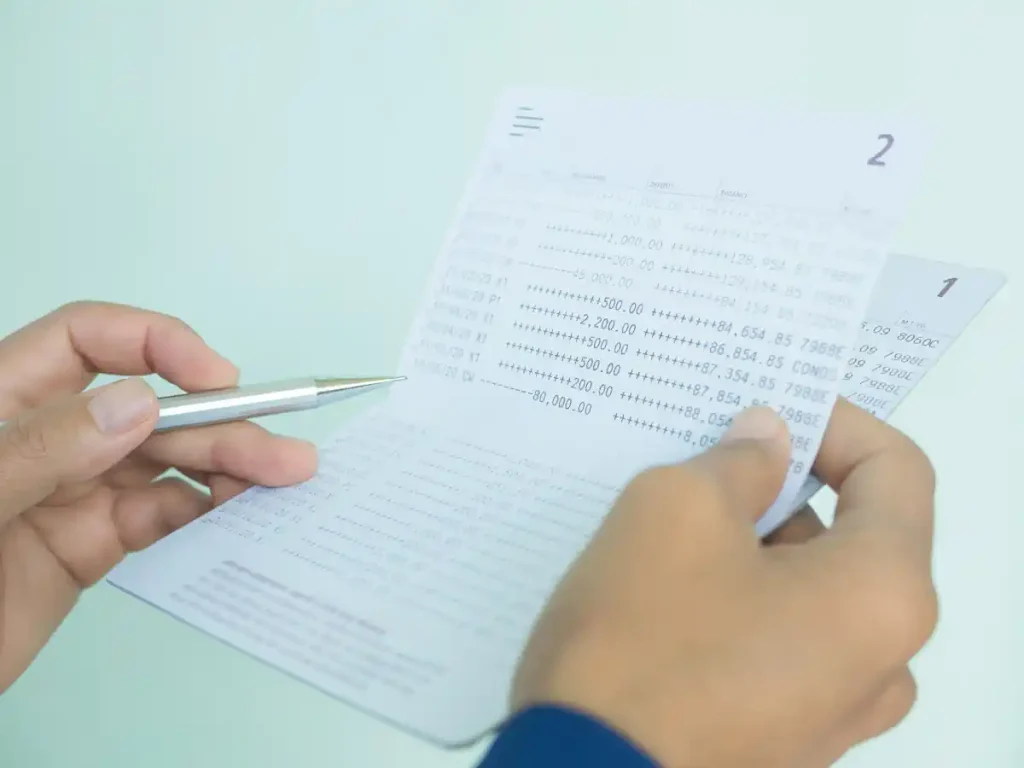 Une personne qui lit un bulletin de salaire