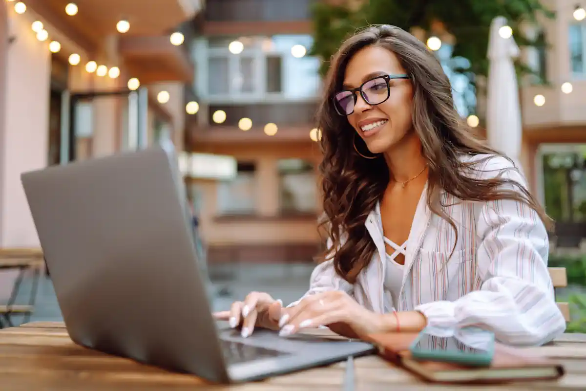 Une femme qui fait des recherches via son ordinateur