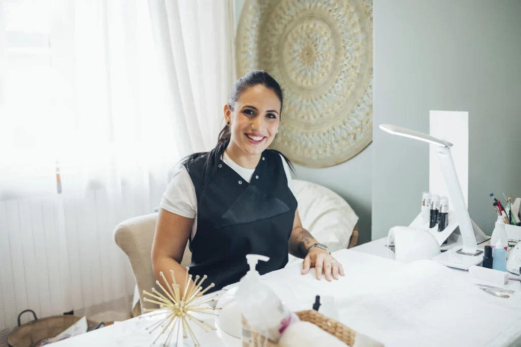 Une femme en tablier derrière une table de soin
