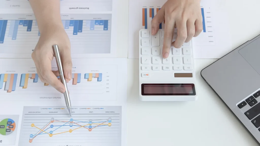 Une personne qui faut des calculs en surveillant les informations sur un document