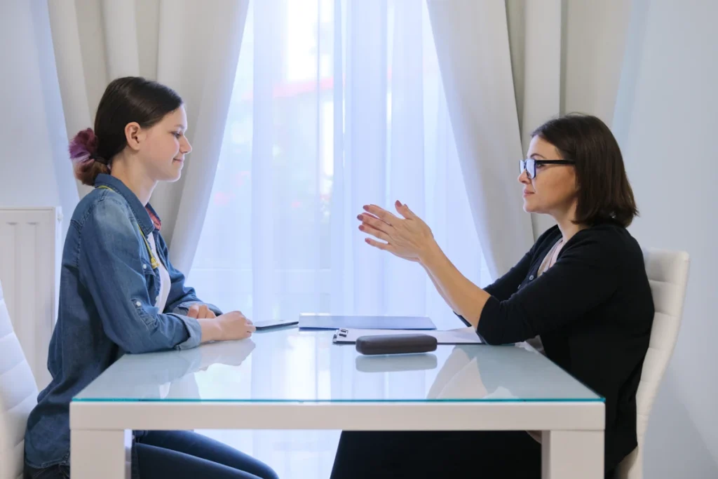 Deux femmes qui discutent autour d'une table