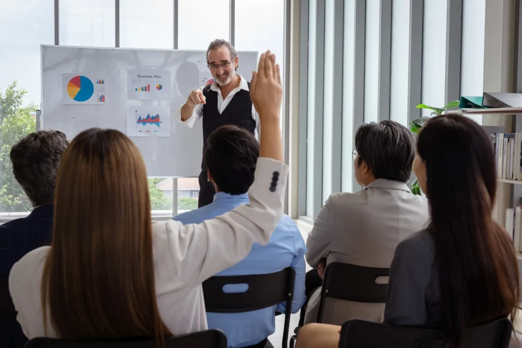 Un groupe qui suit une formation conduite par un homme