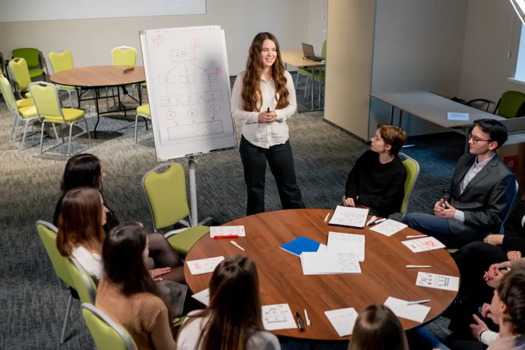 Un groupe de personnes qui suit une formation menée par une femme