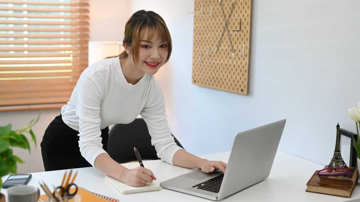 Une femme suer son ordinateur et entrain de prendre des notes