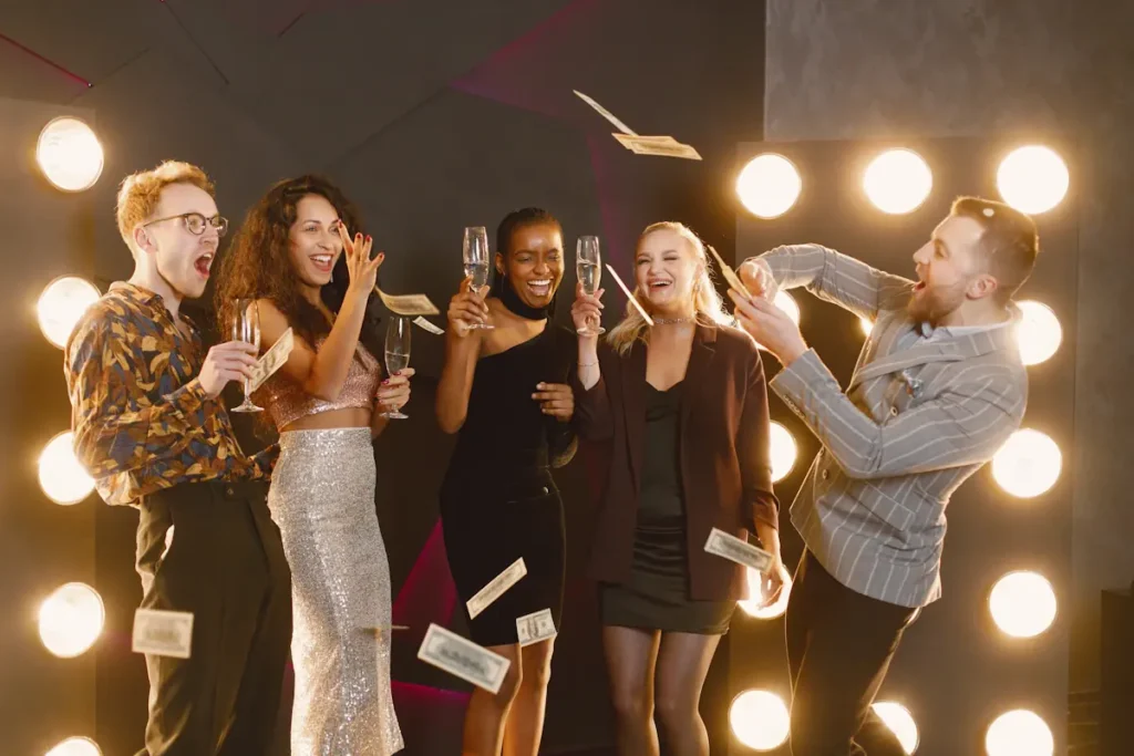 Un groupe de jeune qui s'amuse en lançant des billets en l'air