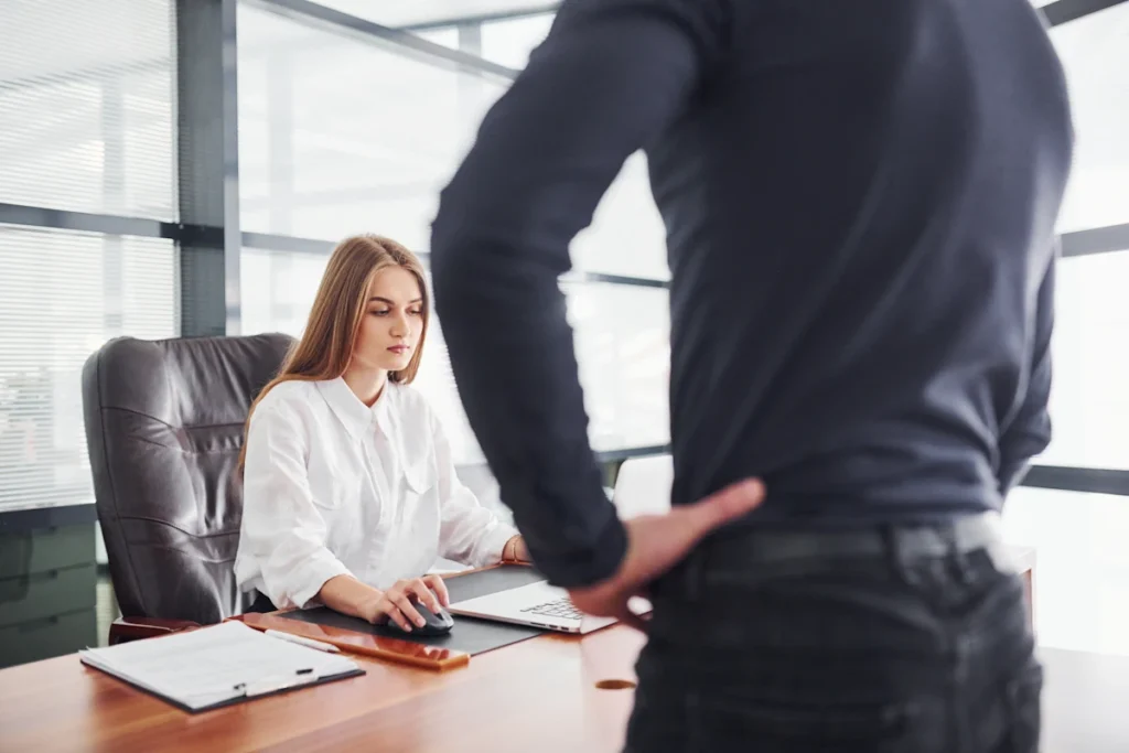 Une femme sur son bureau devant un homme