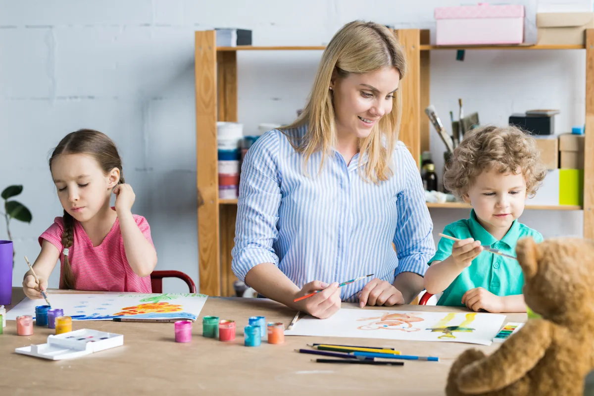 Une femme qui aide des jeunes enfants