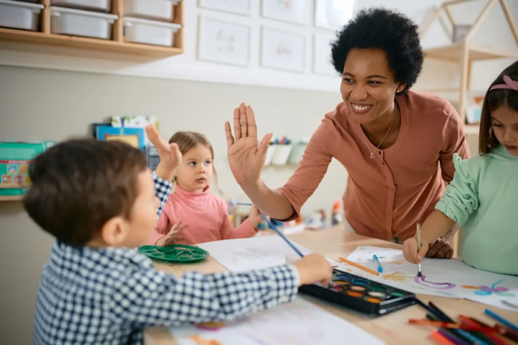 Une femme qui joue avec des jeunes enfants