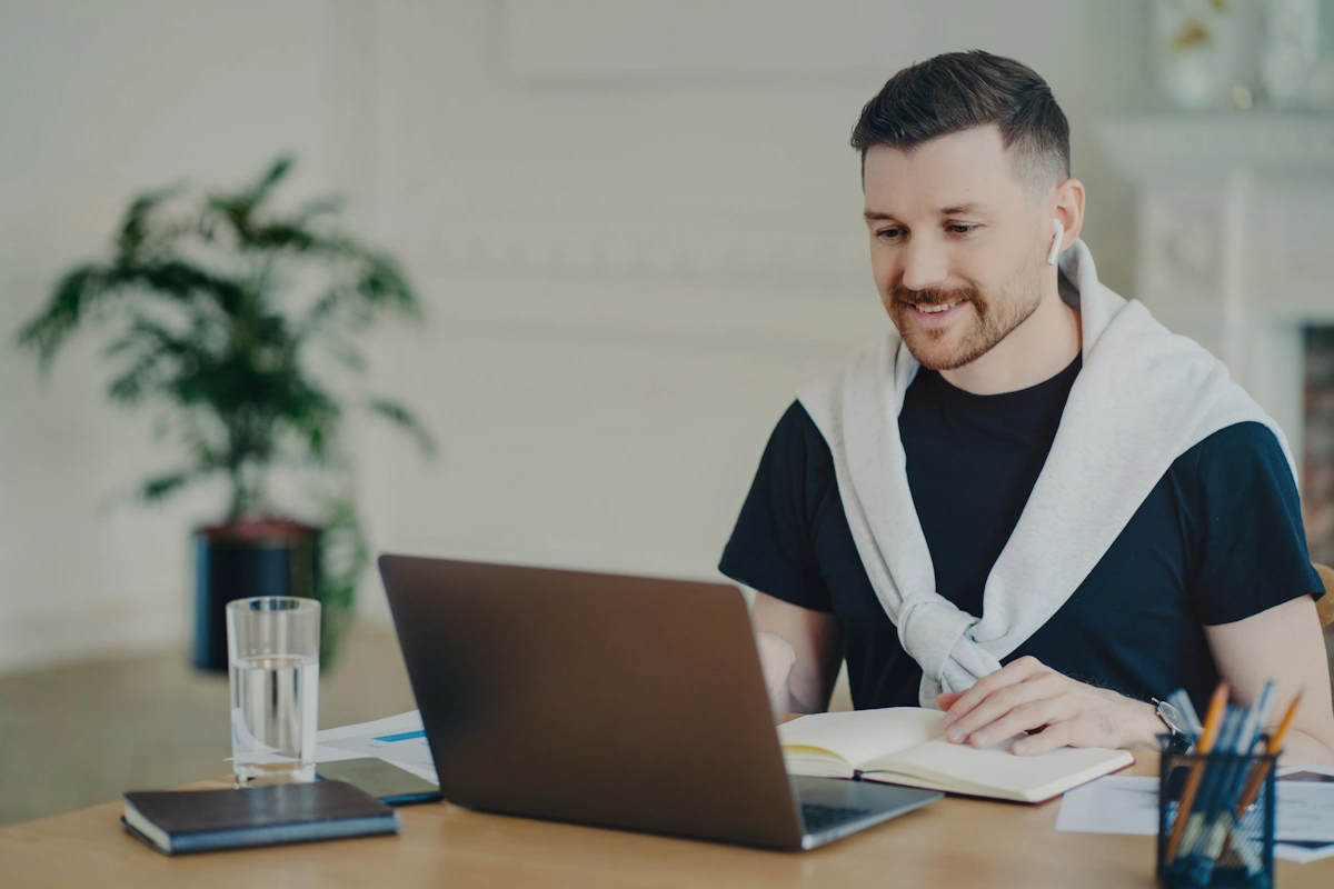 Un homme devant un ordinateur