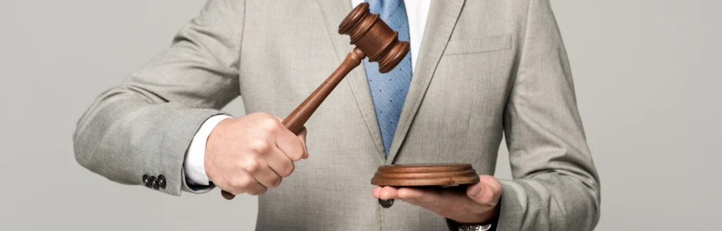 Un homme qui tient un marteau de la justice
