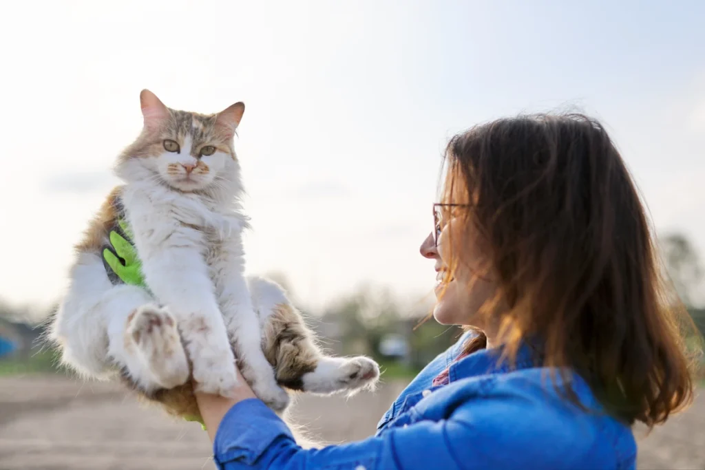 Une femme qui tient un chat dans ses mains