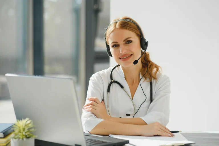 Une femme en blouse blanche et avec un stéthoscope sur le cou qui a un écouteur téléphone sur la tête