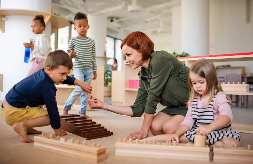 Une femme qui joue avec des enfants