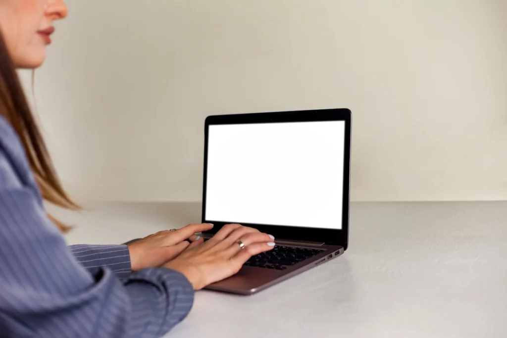 Une femme qui travaille sur un ordinateur