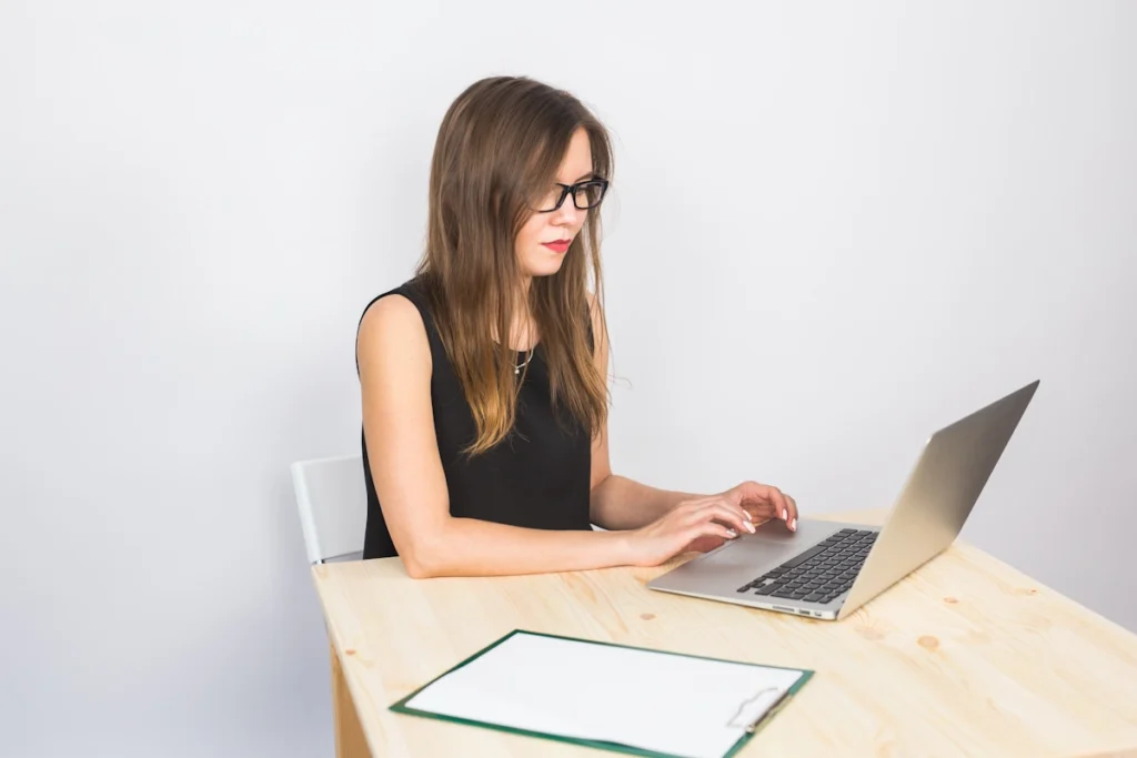 Une femme qui relance une candidature spontanée