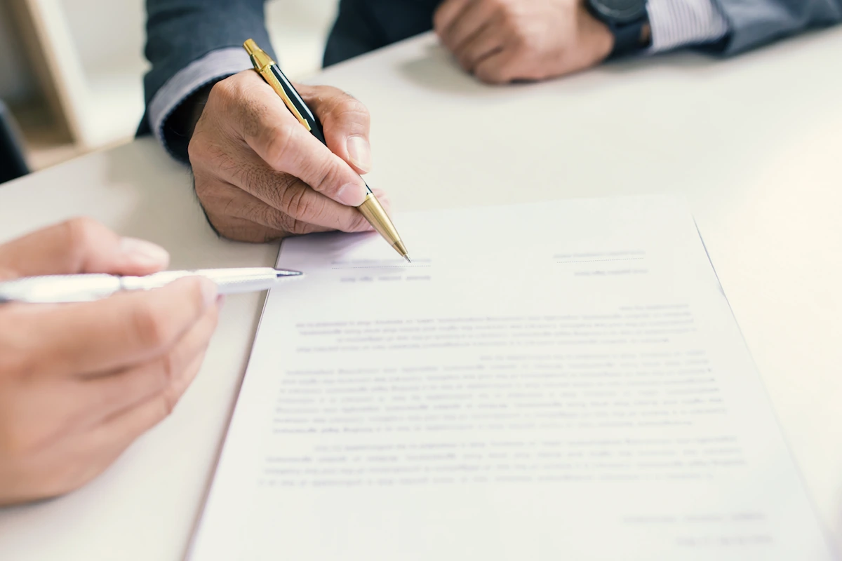 Une personne qui signe un contrat de rupture conventionnelle