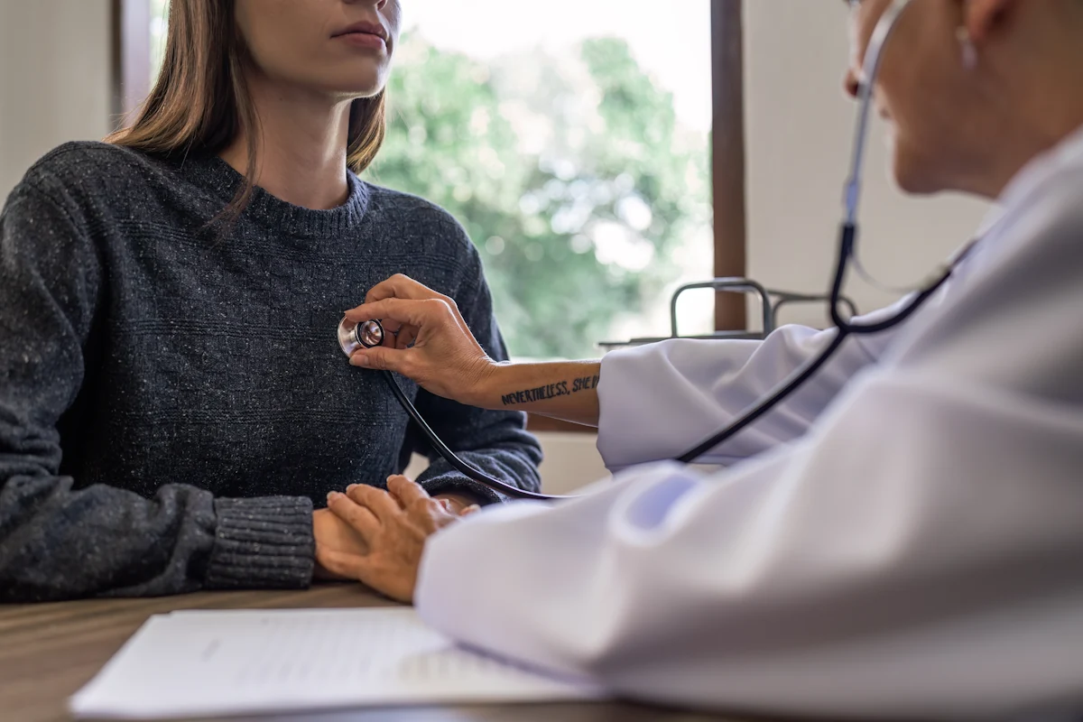 Une femme qui ait une visite de reprise après un arrêt maladie
