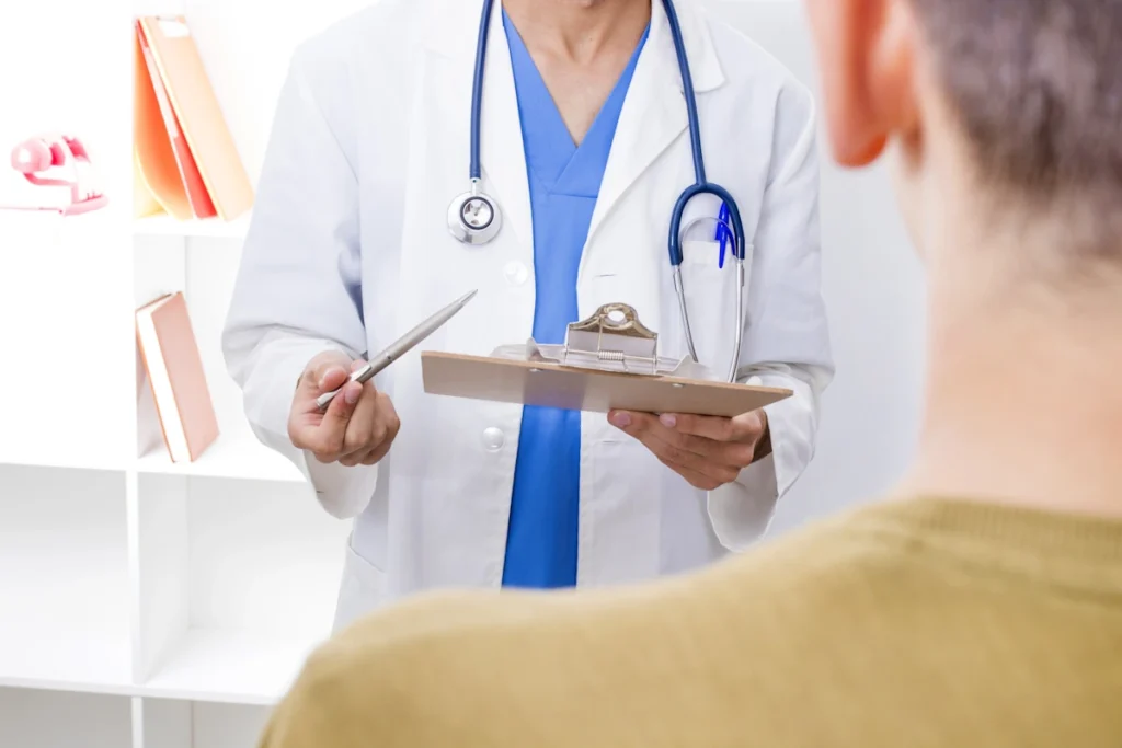 Une personne qui consulte un médecin pour un arrêt maladie prolongé