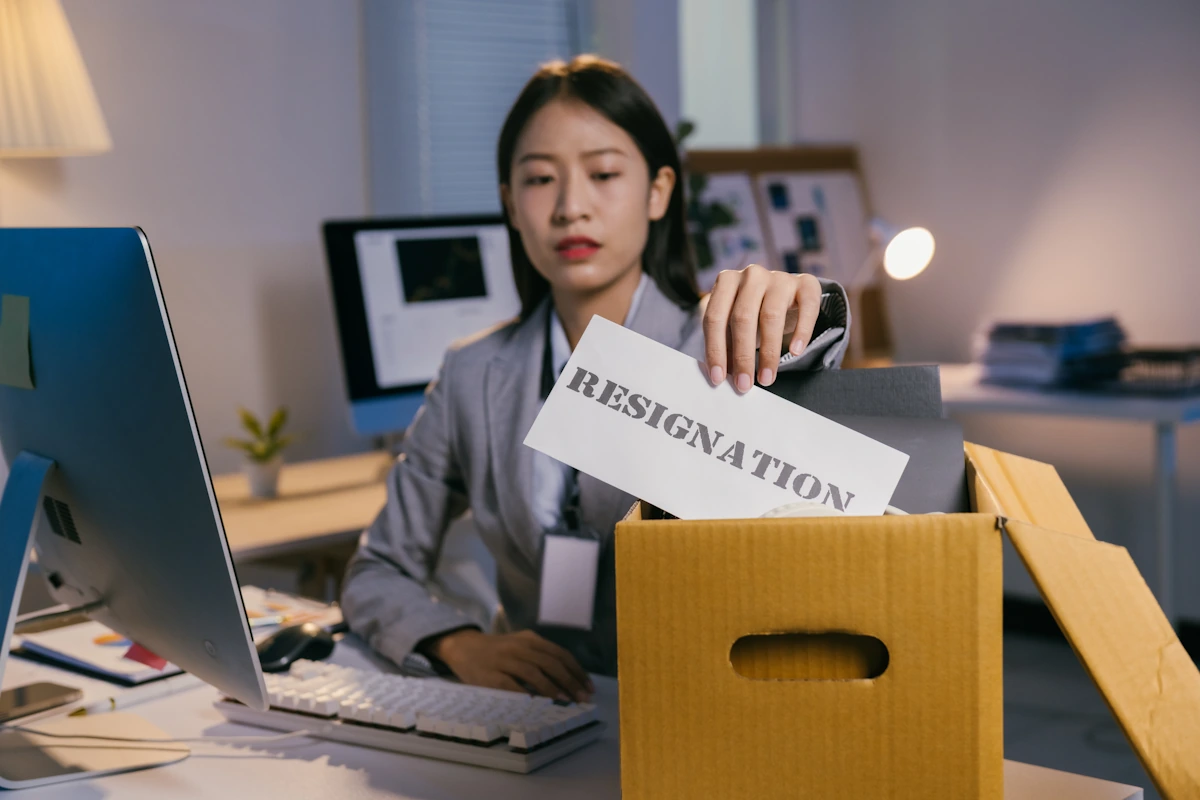 Une femme qui démissionne de son poste