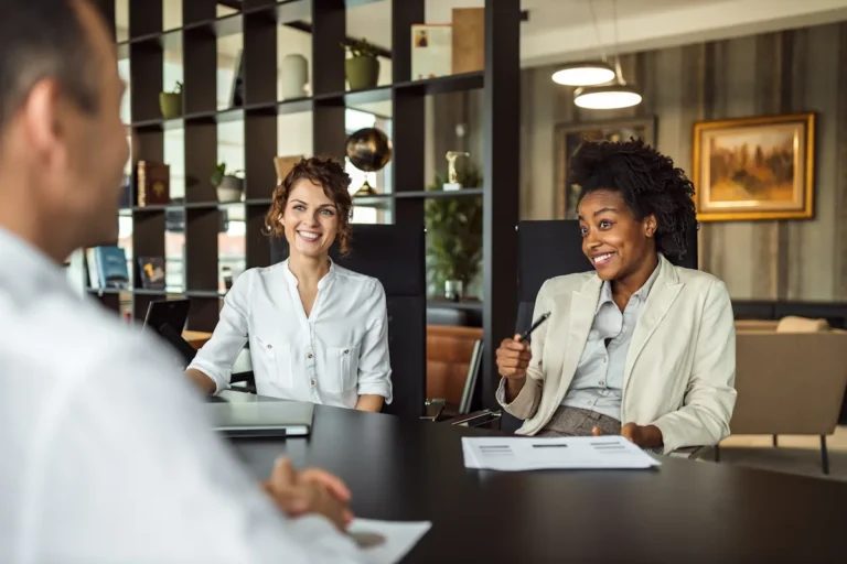 Une personne qui passe un entretien d'embauche face à deiux femmes