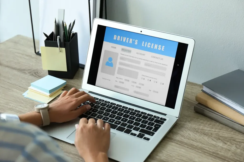 Une personne qui rédige son CV sur un ordinateur