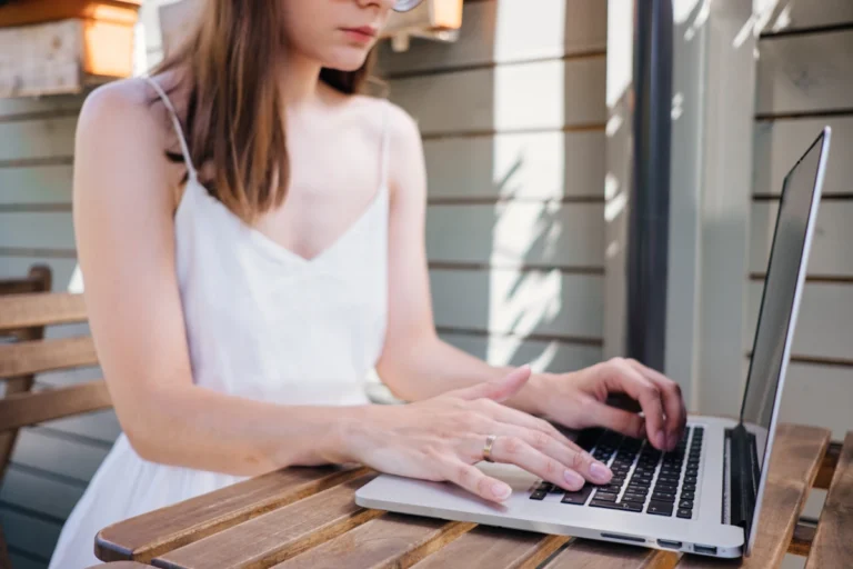 Une femme qui rédige une candidature spontanée