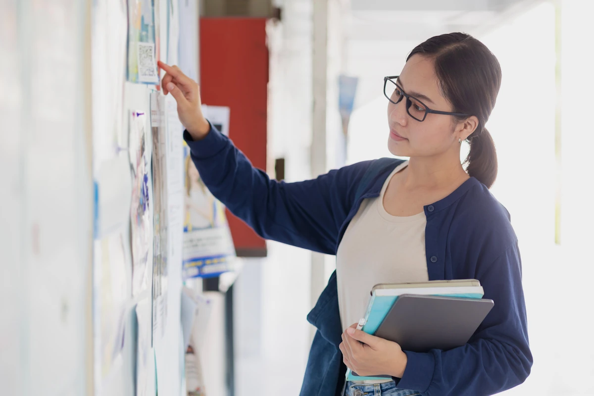 Une personne qui lit les affichages dans une entreprise
