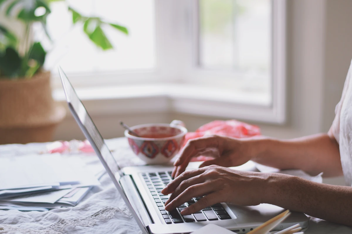 Une personne qui rédige un article de blog