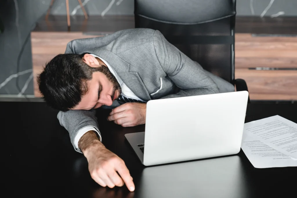 Un homme victime de Burn-out et manager toxique au travail