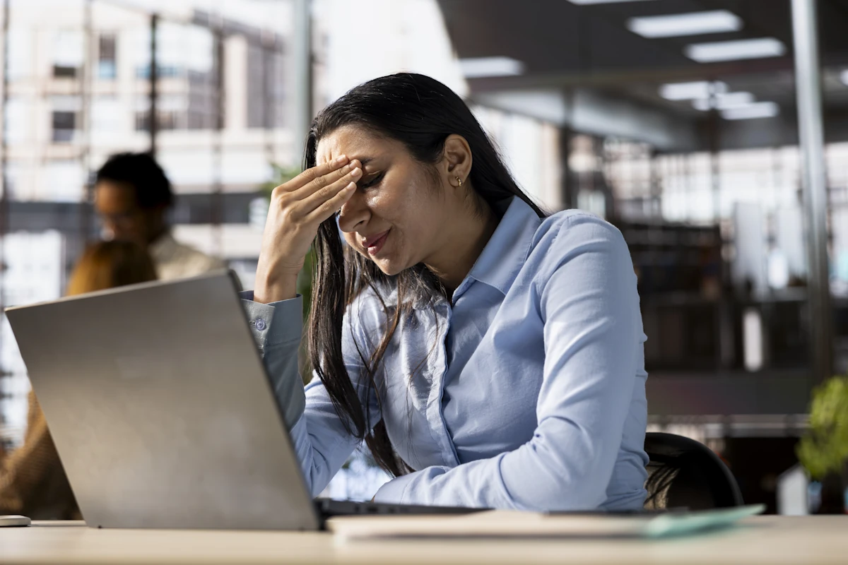 Une femme en burn out au travail
