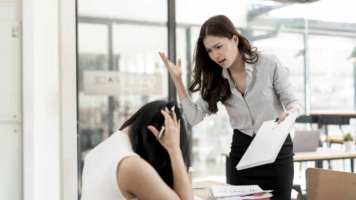 Une femme qui crie sur une autre au travail