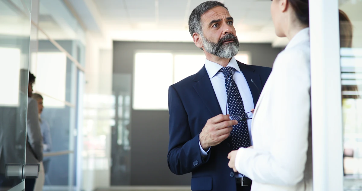 Une personne qui discute directement avec un manager autoritaire