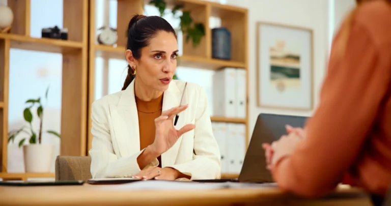 Une femme qui discute avec une autre sur son absence après un burn-out