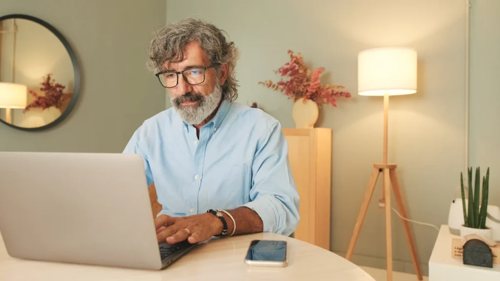 Un homme qui suit une formation certifiée en ligne