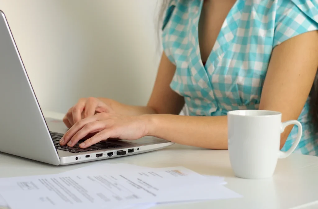 Une personne qui rédige une lettre de motivation sur un ordinateur