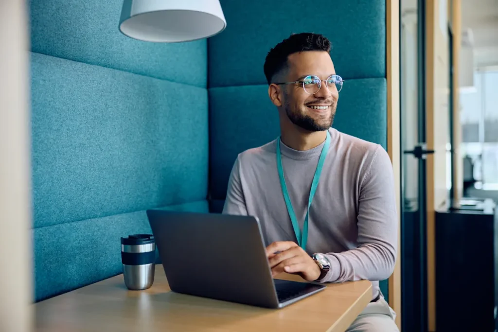 Un homme qui créé un LinkedIn post viral