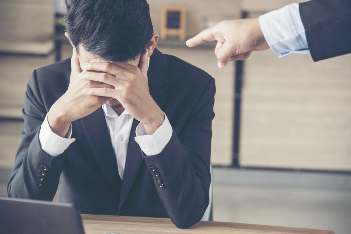 Un homme victime d'un management brutal au travail et en phase de dépression