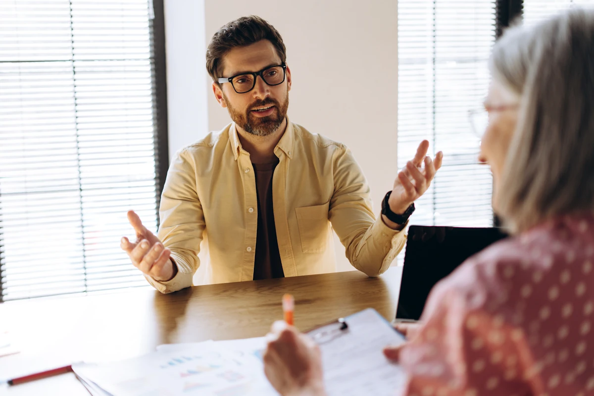 Un homme qui se présente à une femme pendant un entretien