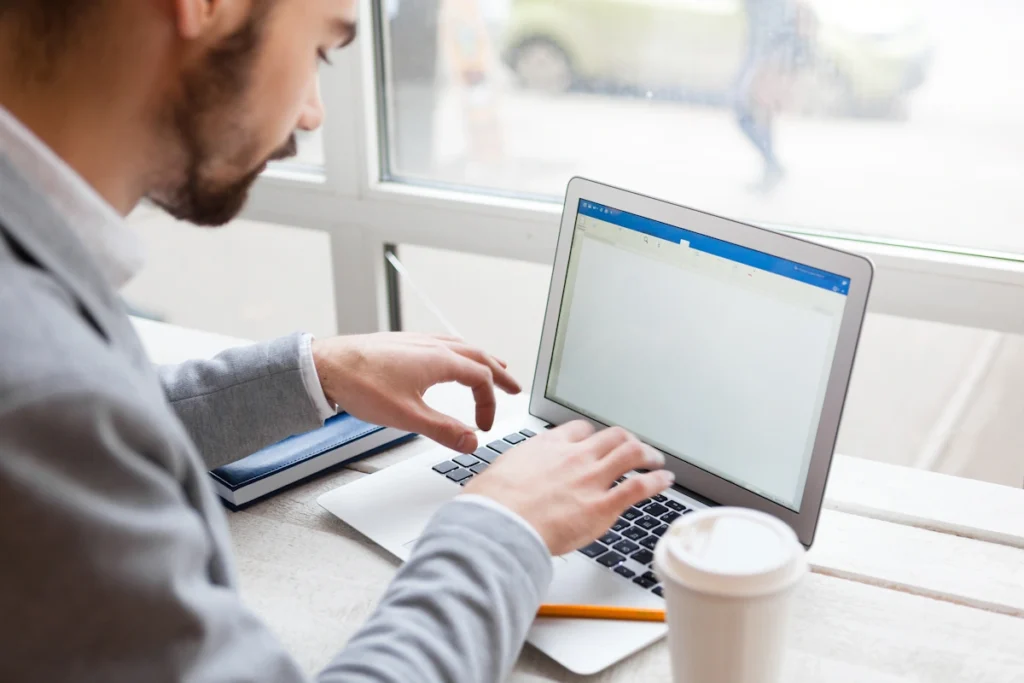 Un homme qui rédige une annonce Facebook Ads