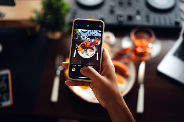 Une personne qui crée des stories Instagram