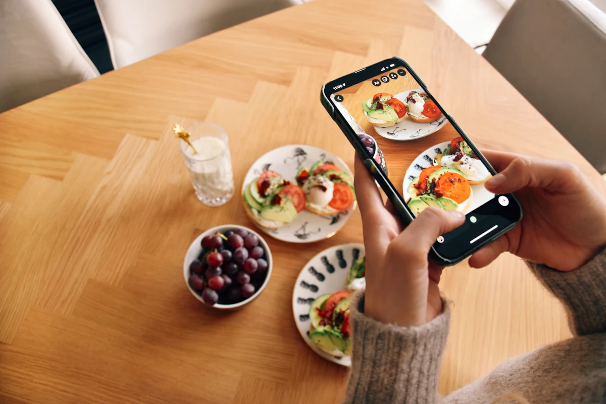 Une personne qui crée une Story interactive instagram