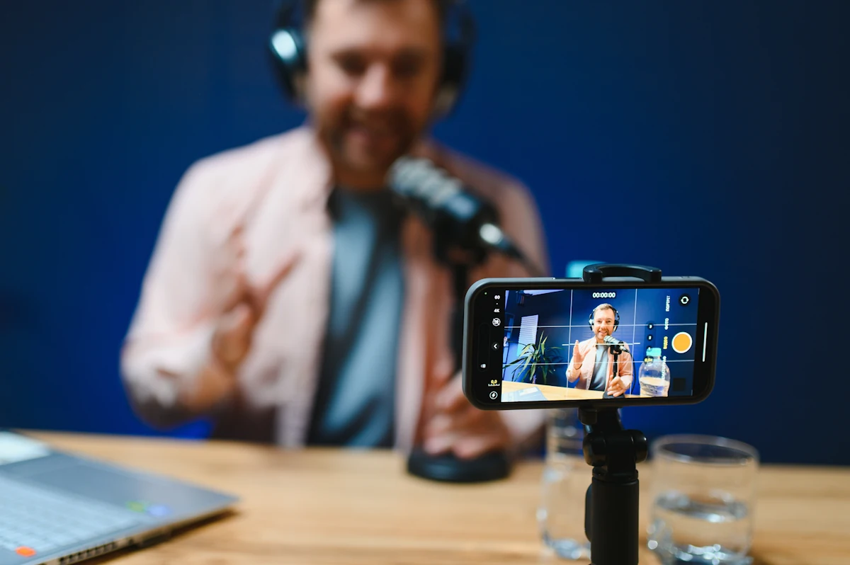 Un homme qui tourne une vidéo éducative pour TikTok