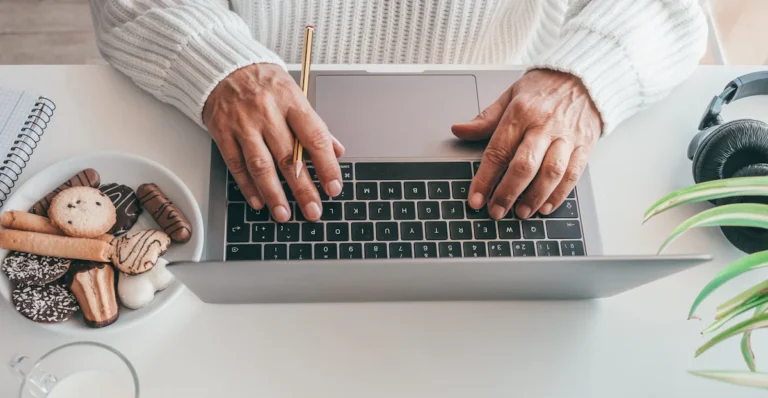 Une personne qui rédige un article de blog sur un ordinateur