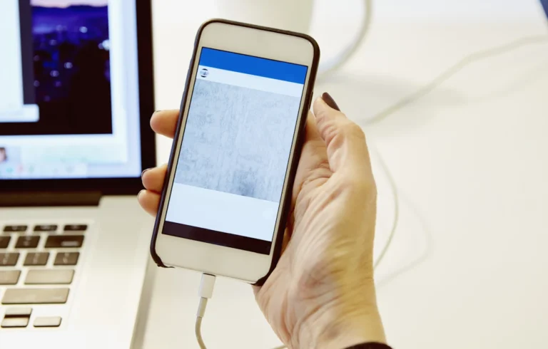 Une personne qui gère un compte Facebook