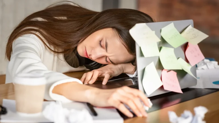 Une femme victime de burn-out au travail