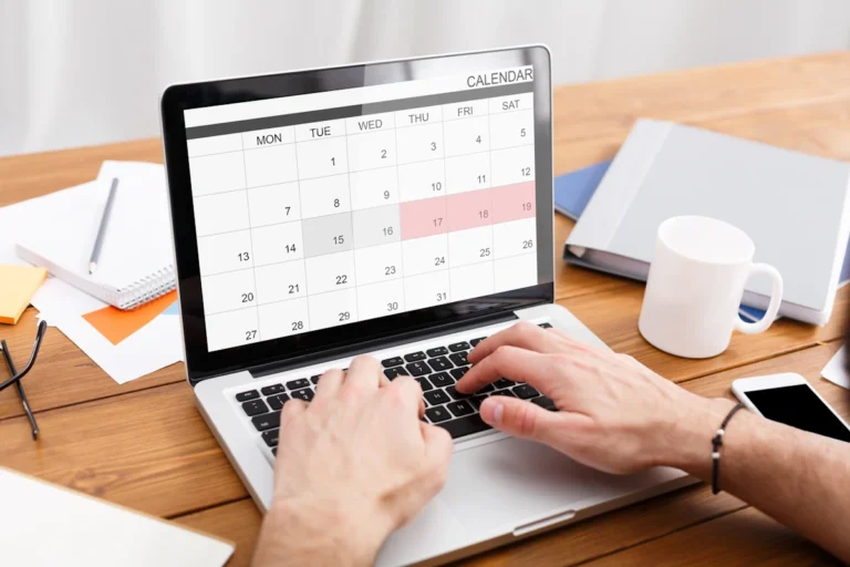Une personne qui organise un calendrier éditorial instagram