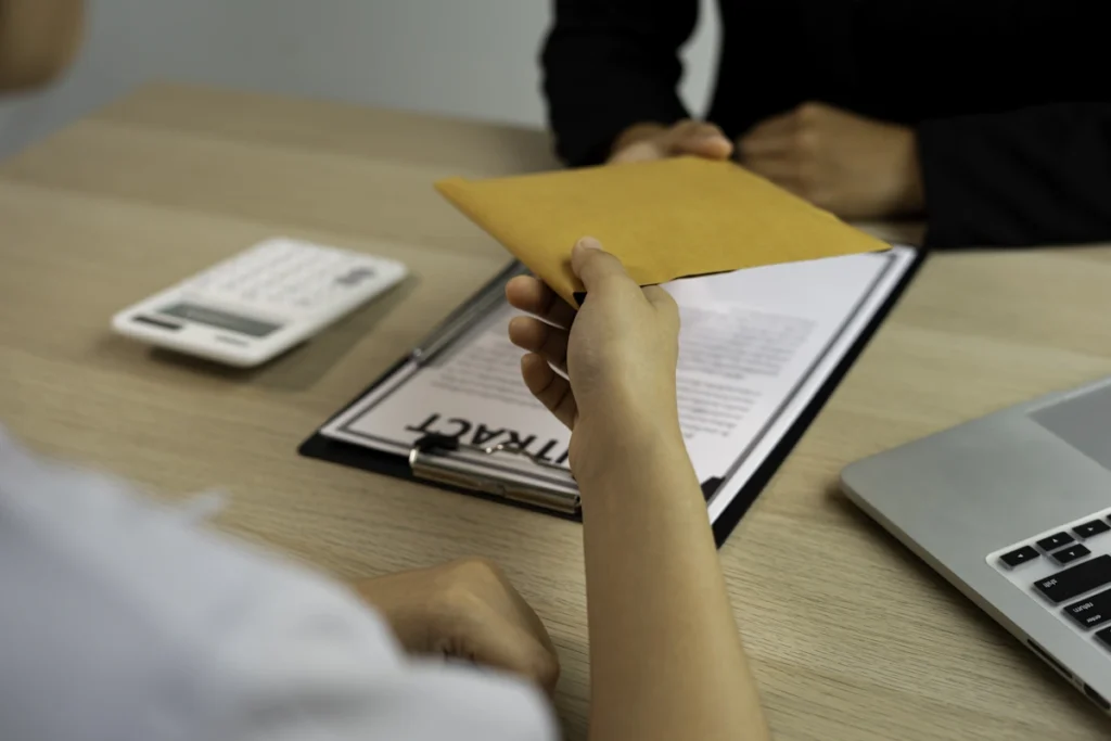 Une personne qui tend des preuves de harcèlement à un responsable RH